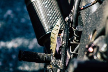 Limasol Kıbrıs Rum Kesimi 18 Mart 2020 Öğleden sonra Limasol sokaklarında park etmiş bir motosiklet görüntüsü