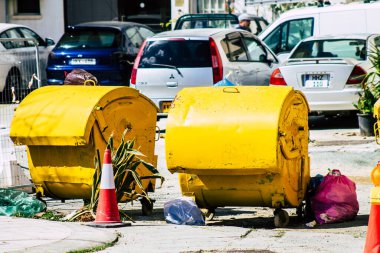 Limasol Kıbrıs Rum Kesimi 18 Mart 2020 'de öğleden sonra Limasol sokaklarında bir çöp konteynırının kapatılması