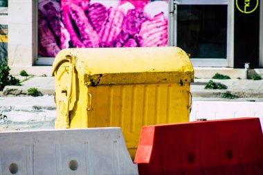 Limasol Kıbrıs Rum Kesimi 18 Mart 2020 'de öğleden sonra Limasol sokaklarında bir çöp konteynırının kapatılması