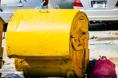 Limasol Kıbrıs Rum Kesimi 18 Mart 2020 'de öğleden sonra Limasol sokaklarında bir çöp konteynırının kapatılması