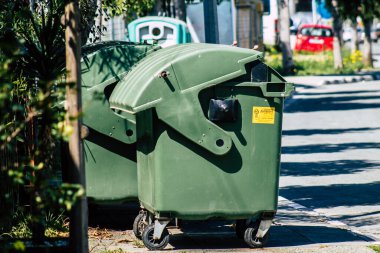 Limasol Kıbrıs Rum Kesimi 18 Mart 2020 'de öğleden sonra Limasol sokaklarında bir çöp konteynırının kapatılması