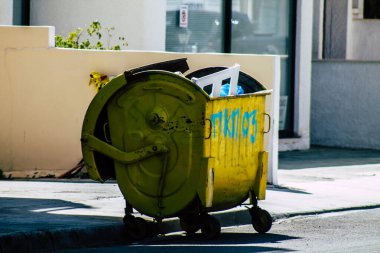 Limasol Kıbrıs Rum Kesimi 18 Mart 2020 'de öğleden sonra Limasol sokaklarında bir çöp konteynırının kapatılması