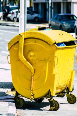 Limasol Kıbrıs Rum Kesimi 18 Mart 2020 'de öğleden sonra Limasol sokaklarında bir çöp konteynırının kapatılması