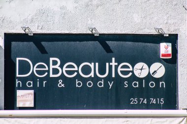 Limasol Kıbrıs Rum Kesimi 18 Mart 2020 Öğleden sonra Limasol sokaklarında bir ticari tabela görüntüsü