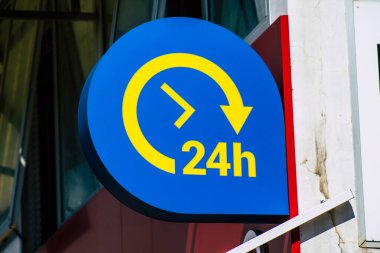 Limasol Kıbrıs Rum Kesimi 18 Mart 2020 Öğleden sonra Limasol sokaklarında bir ticari tabela görüntüsü