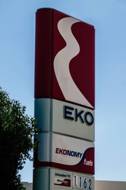 Limasol Kıbrıs Rum Kesimi 18 Mart 2020 Öğleden sonra Limasol sokaklarında bir ticari tabela görüntüsü