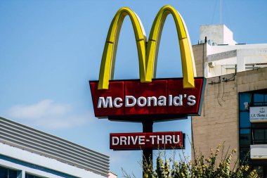 Limasol Kıbrıs Rum Kesimi 18 Mart 2020 Öğleden sonra Limasol sokaklarında bir ticari tabela görüntüsü