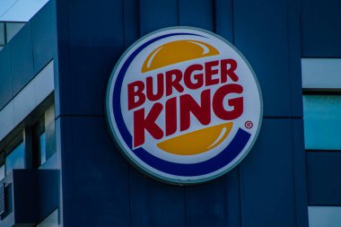 Limasol Kıbrıs Rum Kesimi 18 Mart 2020 Öğleden sonra Limasol sokaklarında bir ticari tabela görüntüsü