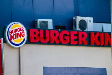 Limasol Kıbrıs Rum Kesimi 18 Mart 2020 Öğleden sonra Limasol sokaklarında bir ticari tabela görüntüsü