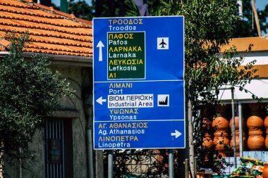 Limasol Kıbrıs 19 Mart 2020 'de öğleden sonra Limasol kentinde sokak tabelasının görüntüsü