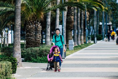 Limasol Kıbrıs 19 Mart 2020 Okul kapandıktan sonra Coronavirus salgını nedeniyle hükümet tarafından sokakta oynayan mutlu gençlerin görüntüsü