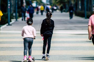 Limasol Kıbrıs 19 Mart 2020 Okul kapandıktan sonra Coronavirus salgını nedeniyle hükümet tarafından sokakta oynayan mutlu gençlerin görüntüsü