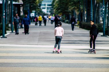 Limasol Kıbrıs 19 Mart 2020 Okul kapandıktan sonra Coronavirus salgını nedeniyle hükümet tarafından sokakta oynayan mutlu gençlerin görüntüsü