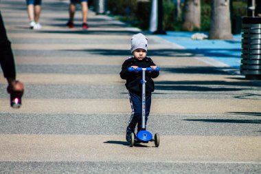 Limasol Kıbrıs 19 Mart 2020 Okul kapandıktan sonra Coronavirus salgını nedeniyle hükümet tarafından sokakta oynayan mutlu gençlerin görüntüsü