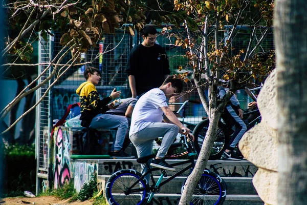 Limassol Chipre Março 2020 Vista Adolescentes Felizes Brincando Rua Depois — Fotografia de Stock