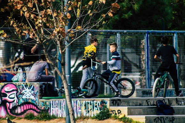 Limassol Cypern Marts 2020 Udsigt Glade Teenagere Spiller Gaden Efter - Stock-foto