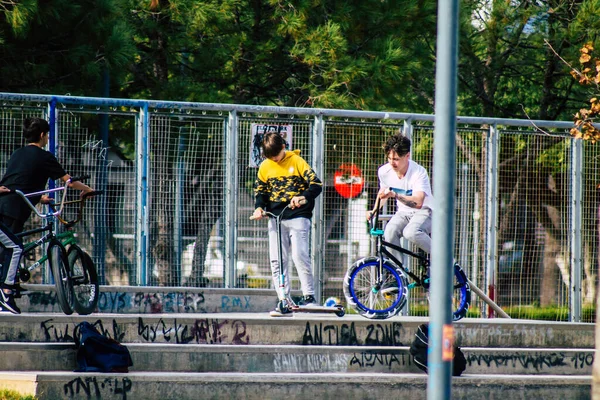 Limassol Cyprus Maart 2020 Zicht Gelukkige Tieners Die Straat Spelen — Stockfoto