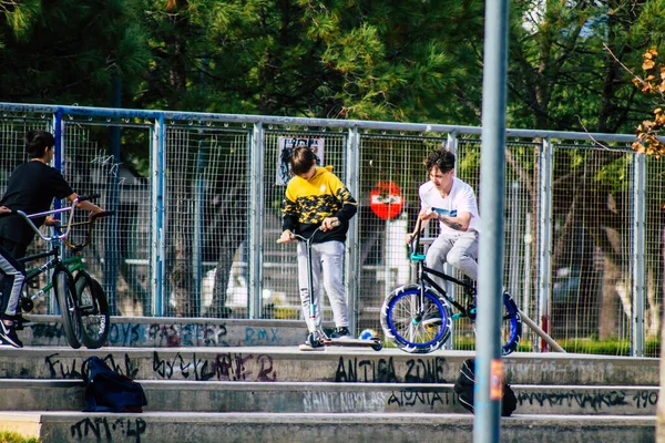 Limassol Chipre Março 2020 Vista Adolescentes Felizes Brincando Rua Depois — Fotografia de Stock