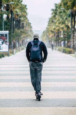 19 Mart 2020 'de Limasol Kıbrıs Rum Kesimi' nde öğleden sonra Limasol sokaklarında elektrikli scooter kullanan kimliği belirsiz kişilerin görüntüsü