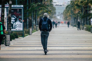19 Mart 2020 'de Limasol Kıbrıs Rum Kesimi' nde öğleden sonra Limasol sokaklarında elektrikli scooter kullanan kimliği belirsiz kişilerin görüntüsü