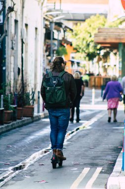 19 Mart 2020 'de Limasol Kıbrıs Rum Kesimi' nde öğleden sonra Limasol sokaklarında elektrikli scooter kullanan kimliği belirsiz kişilerin görüntüsü