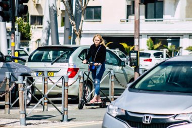 19 Mart 2020 'de Limasol Kıbrıs Rum Kesimi' nde öğleden sonra Limasol sokaklarında elektrikli scooter kullanan kimliği belirsiz kişilerin görüntüsü