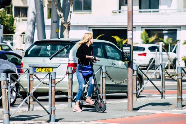 19 Mart 2020 'de Limasol Kıbrıs Rum Kesimi' nde öğleden sonra Limasol sokaklarında elektrikli scooter kullanan kimliği belirsiz kişilerin görüntüsü