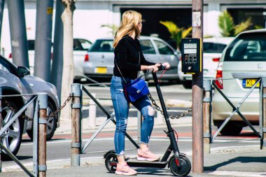 19 Mart 2020 'de Limasol Kıbrıs Rum Kesimi' nde öğleden sonra Limasol sokaklarında elektrikli scooter kullanan kimliği belirsiz kişilerin görüntüsü