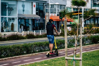 19 Mart 2020 'de Limasol Kıbrıs Rum Kesimi' nde öğleden sonra Limasol sokaklarında elektrikli scooter kullanan kimliği belirsiz kişilerin görüntüsü