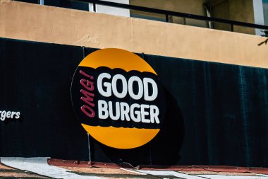 Limasol Kıbrıs 19 Mart 2020 'de öğleden sonra Limasol sokaklarında ticari bir tabela görüldü