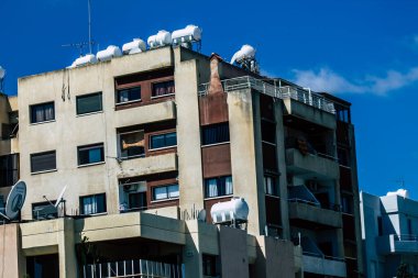 Limasol Kıbrıs 19 Mart 2020 'de öğleden sonra Limasol sokaklarında modern bir binanın ön cephesi görülüyor.