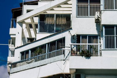 Limasol Kıbrıs 19 Mart 2020 'de öğleden sonra Limasol sokaklarında modern bir binanın ön cephesi görülüyor.