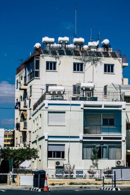 Limasol Kıbrıs 19 Mart 2020 'de öğleden sonra Limasol sokaklarında modern bir binanın ön cephesi görülüyor.