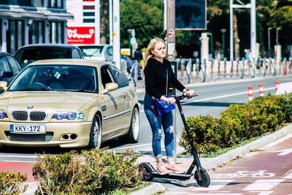 Limassolキプロス2020年3月19日午後にLimassolの通りで電動スクーターを運転している正体不明の人々の見解 — ストック写真