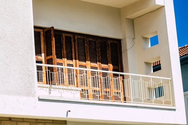 Limasol Kıbrıs 19 Mart 2020 'de öğleden sonra Limasol sokaklarında modern bir binanın ön cephesi görülüyor.