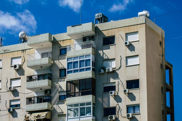 Limasol Kıbrıs 19 Mart 2020 'de öğleden sonra Limasol sokaklarında modern bir binanın ön cephesi görülüyor.