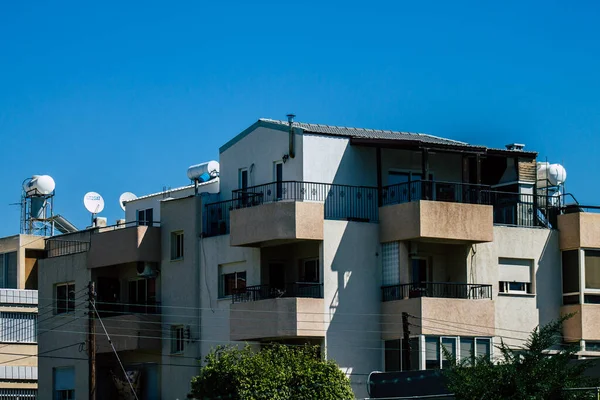 Limasol Kıbrıs 19 Mart 2020 'de öğleden sonra Limasol sokaklarında modern bir binanın ön cephesi görülüyor.