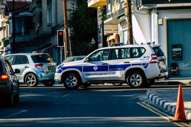 19 Mart 2020 'de Limasol Kıbrıs Rum Kesimi' nde öğleden sonra Limasol sokaklarında gezen geleneksel bir polis arabası görülüyor.