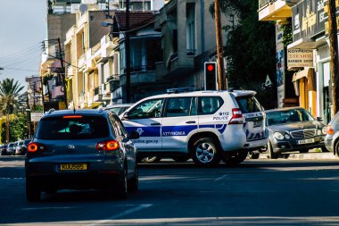19 Mart 2020 'de Limasol Kıbrıs Rum Kesimi' nde öğleden sonra Limasol sokaklarında gezen geleneksel bir polis arabası görülüyor.