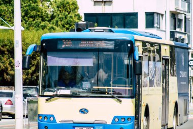 Limasol Kıbrıs 19 Mart 2020 'de öğleden sonra Limasol sokaklarında dolaşan geleneksel bir halk otobüsünün görüntüsü