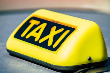 Limasol Kıbrıs Rum Kesimi 19 Mart 2020, öğleden sonra Limasol sokaklarında geleneksel bir Kıbrıs Rum Kesimi taksisinin görüntüsü