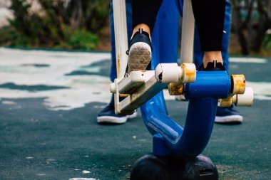 Limasol Kıbrıs Rum Kesimi 20 Mart 2020 Limasol kentinde Coronavirus salgını nedeniyle kamu spor tesislerine bakmaktadır.