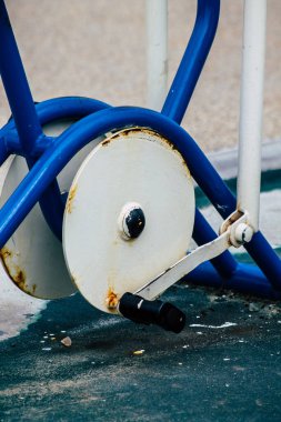 Limasol Kıbrıs Rum Kesimi 20 Mart 2020 Limasol kentinde Coronavirus salgını nedeniyle kamu spor tesislerine bakmaktadır.