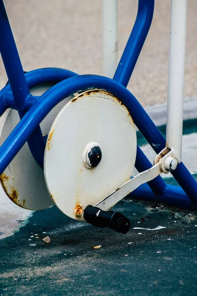 Limasol Kıbrıs Rum Kesimi 20 Mart 2020 Limasol kentinde Coronavirus salgını nedeniyle kamu spor tesislerine bakmaktadır.