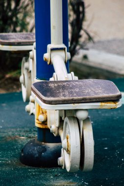 Limasol Kıbrıs Rum Kesimi 20 Mart 2020 Limasol kentinde Coronavirus salgını nedeniyle kamu spor tesislerine bakmaktadır.