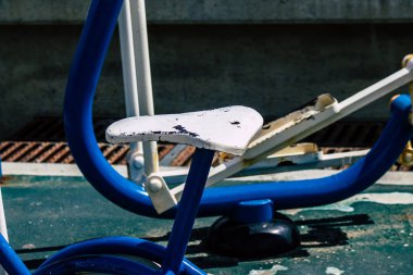 Limasol Kıbrıs Rum Kesimi 20 Mart 2020 Limasol kentinde Coronavirus salgını nedeniyle kamu spor tesislerine bakmaktadır.