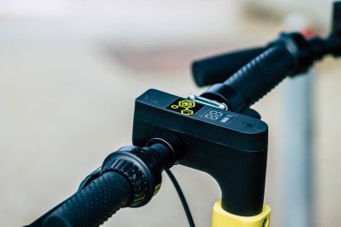 20 Mart 2020 'de Limasol Kıbrıs Rum Kesimi' nde öğleden sonra Limasol sokaklarında parkedilmiş elektrikli scooter görüntüsü