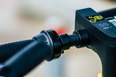 20 Mart 2020 'de Limasol Kıbrıs Rum Kesimi' nde öğleden sonra Limasol sokaklarında parkedilmiş elektrikli scooter görüntüsü