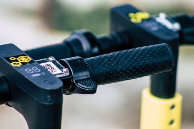 20 Mart 2020 'de Limasol Kıbrıs Rum Kesimi' nde öğleden sonra Limasol sokaklarında parkedilmiş elektrikli scooter görüntüsü