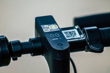 20 Mart 2020 'de Limasol Kıbrıs Rum Kesimi' nde öğleden sonra Limasol sokaklarında parkedilmiş elektrikli scooter görüntüsü